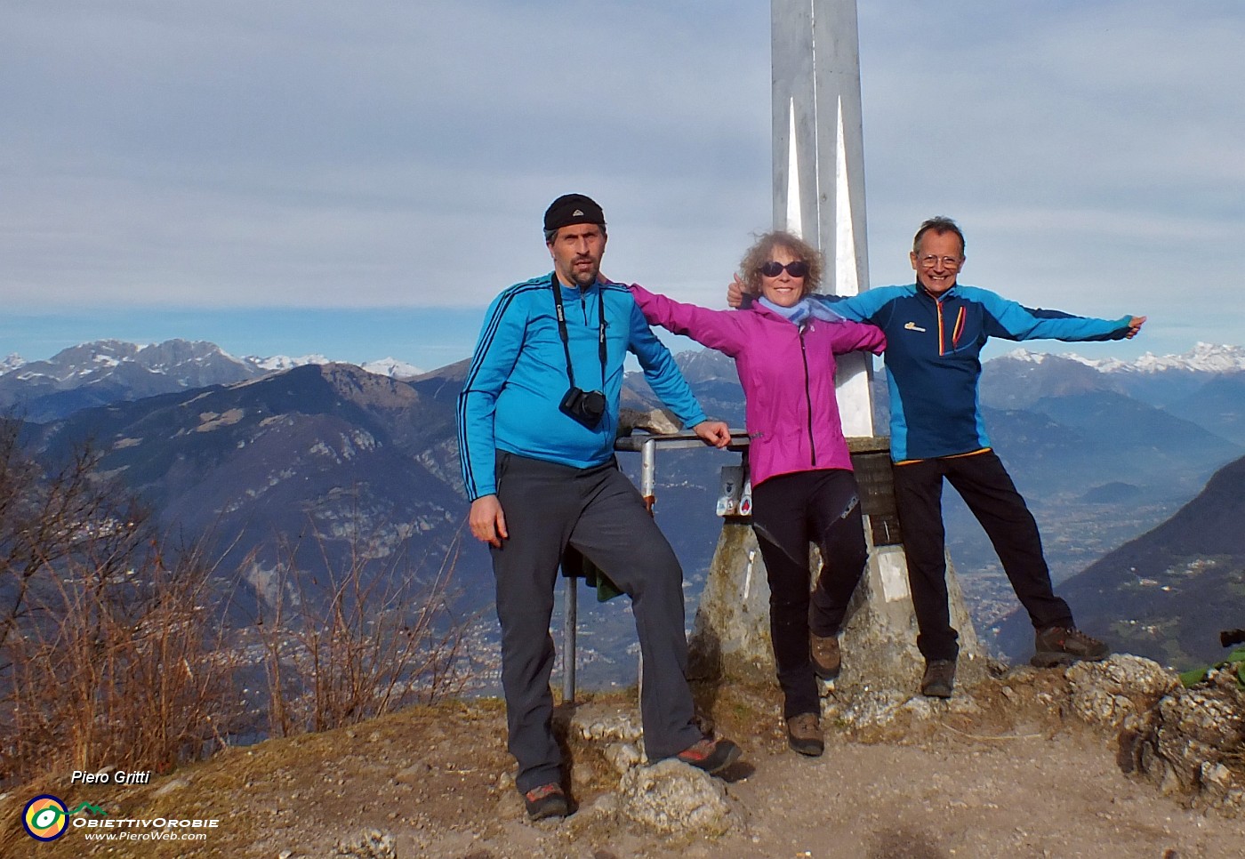 06 Alla croce di vetta della Corna Trentapassi (1280 m).JPG